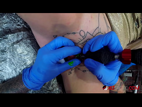 ❤️ Ekstreem tattooed hottie Sully Savage krige in tattoo op har klitoris ❤️ Seksfideo op fy.hentaizm.ru ❌️❤